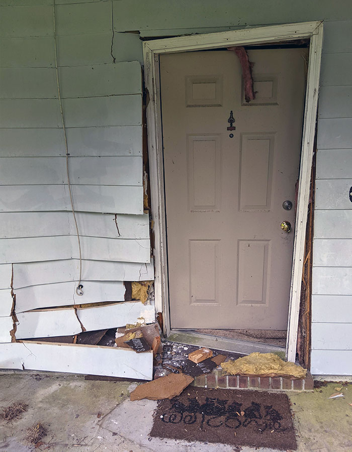 El nieto de 12 años del vecino decidió colarse en el coche y dar un paseo. Se asustó, pisó el acelerador, y cruzó su césped y el mío para acabar chocando contra la entrada de mi casa