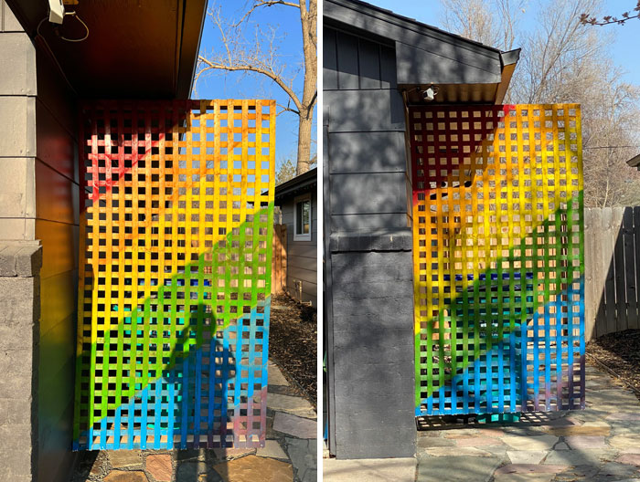 Nuestro vecino homófobo se quejó al ayuntamiento de que nuestros cubos de basura están en el lado de nuestra casa. La ciudad dijo que podíamos poner una celosía delante de los cubos