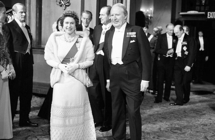 Queen-Elizabeth-Younger-Photos