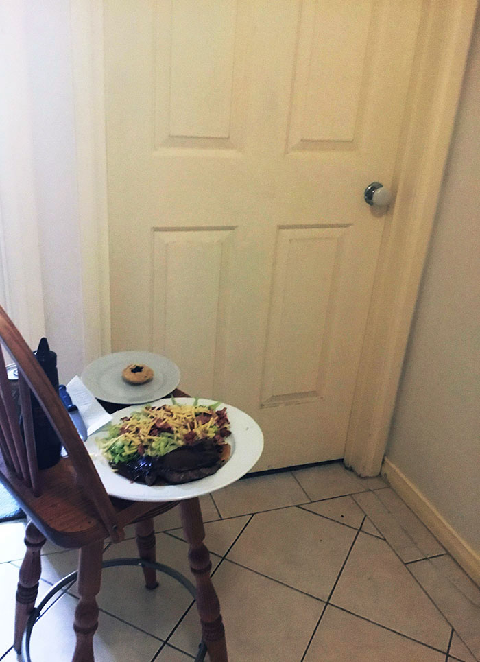 My Flatmate Is In Quarantine, And I Bring Him Food. I Have Not Seen Him For 6 Days, But He Must Still Be Alive Because Afterwards, The Plates Are Always Empty