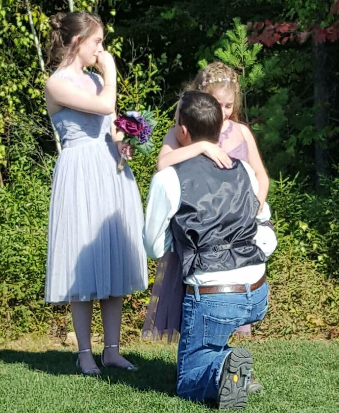 El marido de mi hermana se apartó de ella durante la ceremonia de su boda para decir algunos votos a sus hijas