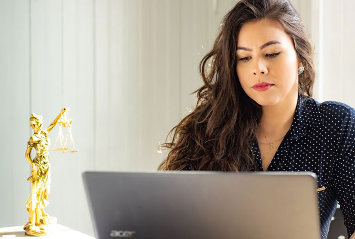 Lawyer Quits After Getting Engaged Caused Her Career To Go Downhill, Sparks A Debate About Sexism In Workplace Lawyer Quits After Getting Engaged Caused Her Career To Go Downhill, Sparks A Debate About Sexism In Workplace