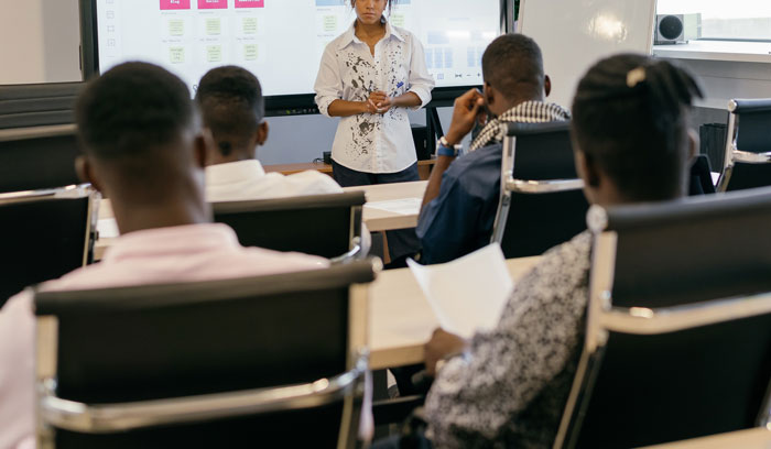 Twitter Thread Has Folks Discussing How And Why Women Should Be In The CIA (17 Tweets)