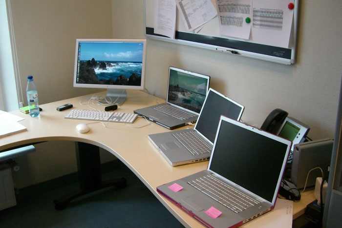 26 Y.O. Woman Reports Her Coworker To HR For Creating “An Overly Hostile Work Environment,” Folks Online Call Her The Jerk