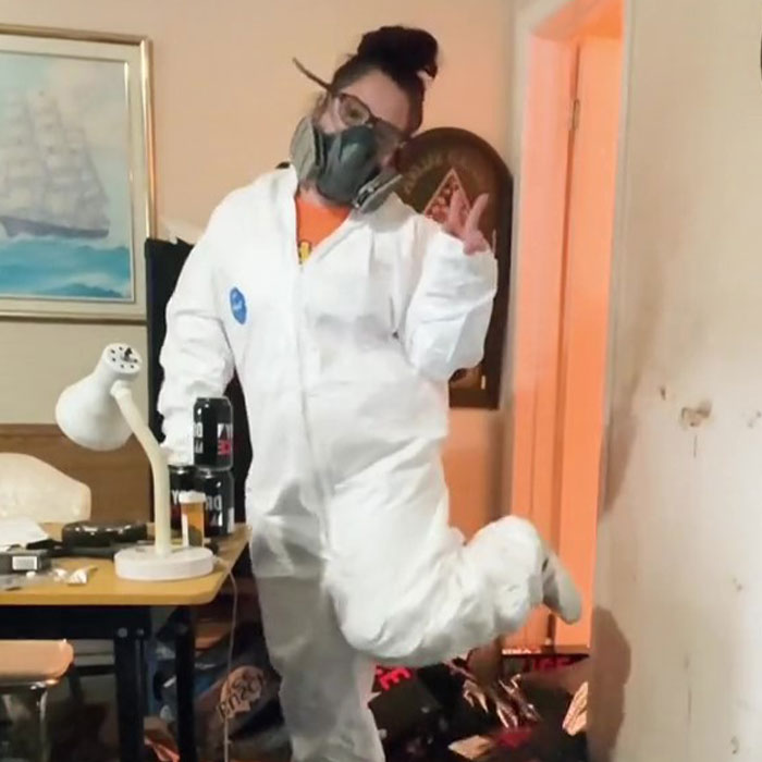 Psychology Student Deep Cleans “Unlivable” Homes To Help Their Owners’ Mental Health Psychology Student Deep Cleans “Unlivable” Homes To Help Their Owners’ Mental Health