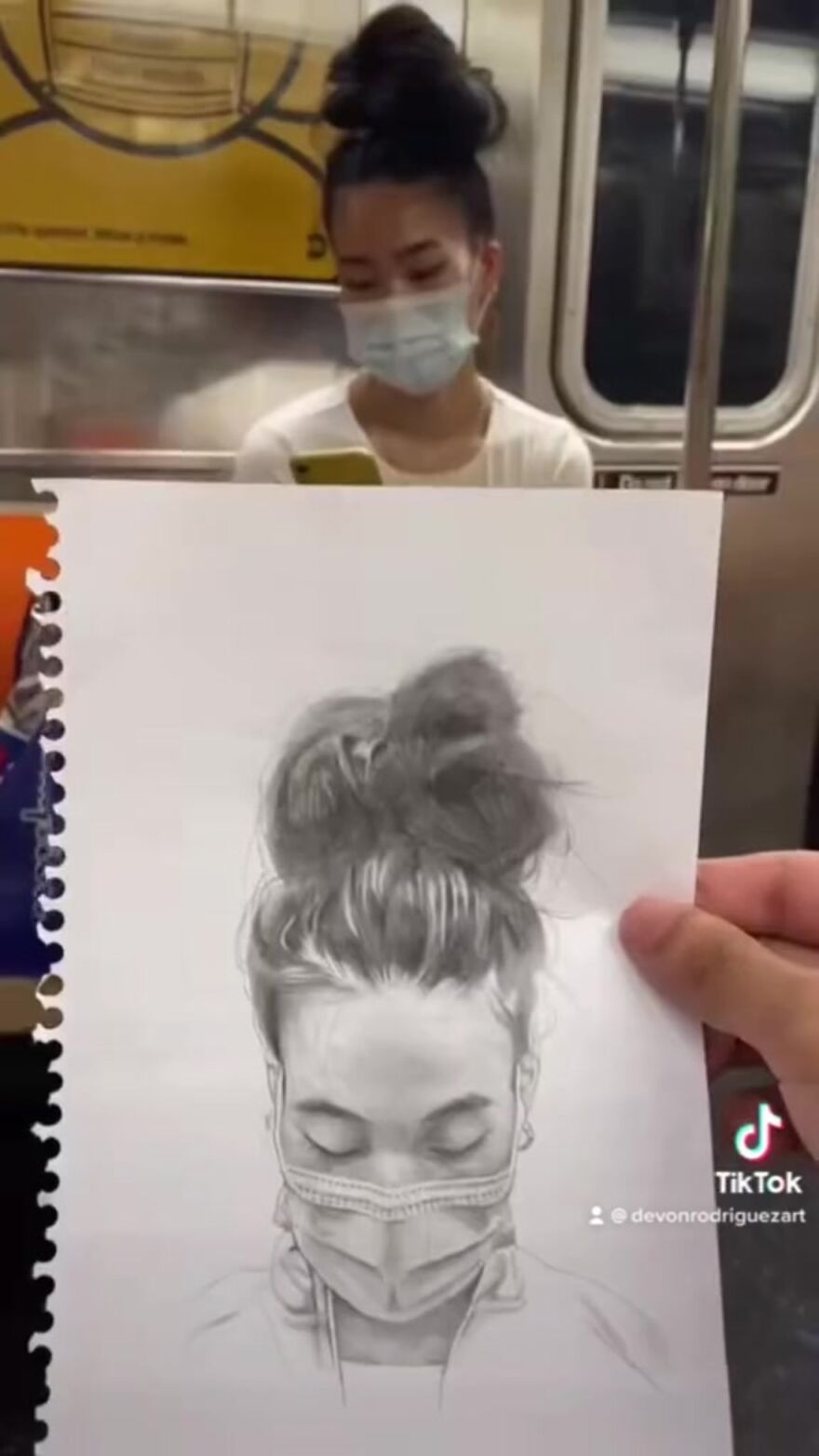This Guy Surprises New York Subway Passengers With His Hyper-Realistic Drawings