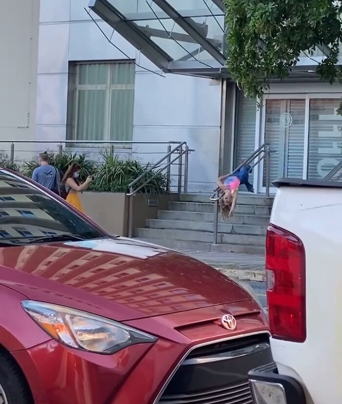 La directora ejecutiva de bajar las escaleras