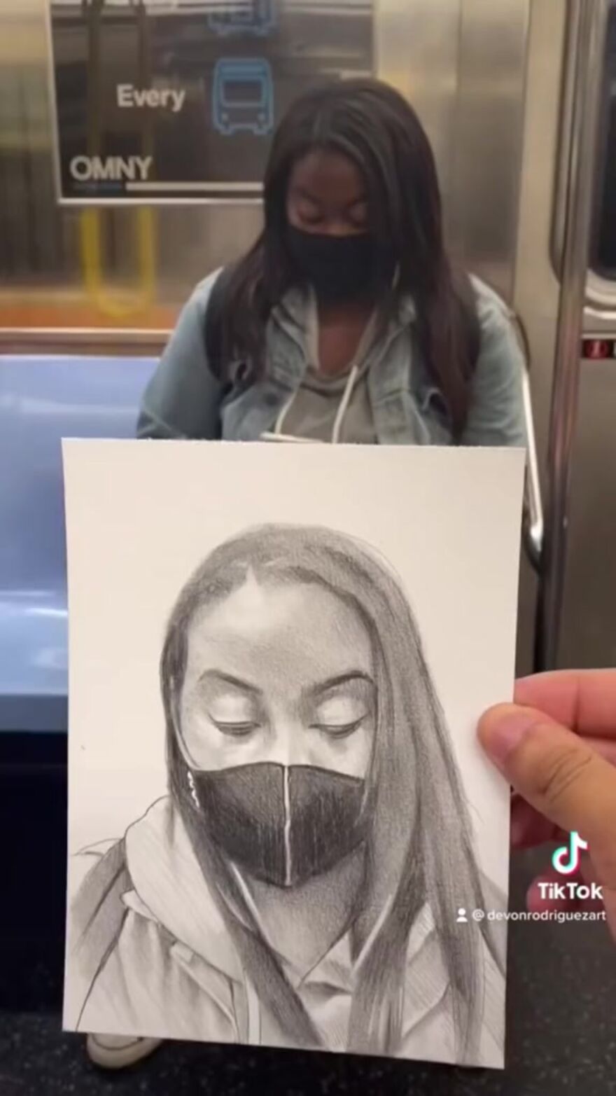 This Guy Surprises New York Subway Passengers With His Hyper-Realistic Drawings