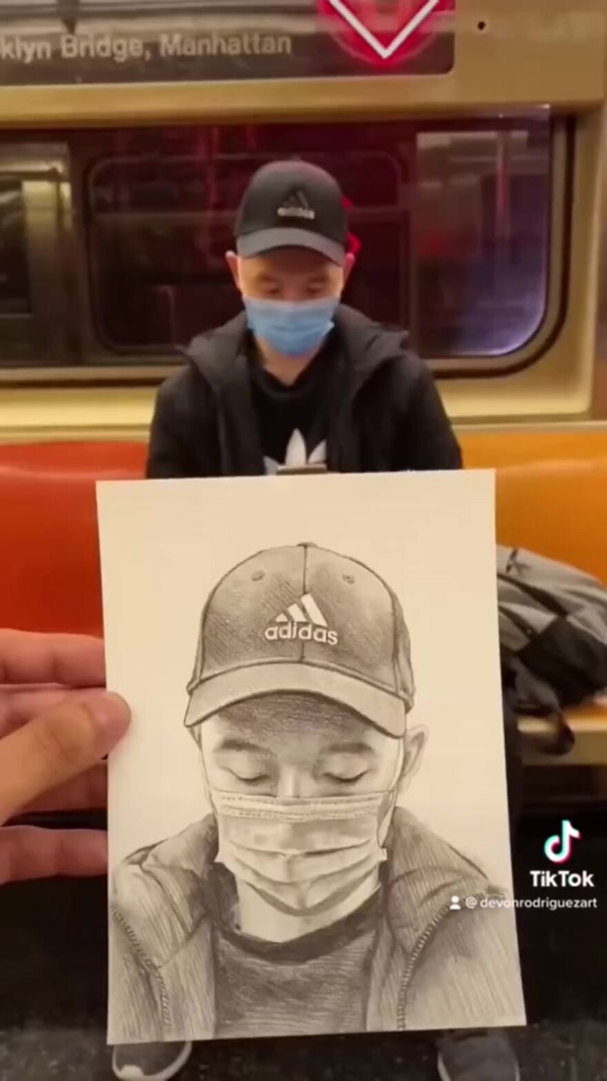 This Guy Surprises New York Subway Passengers With His Hyper-Realistic Drawings
