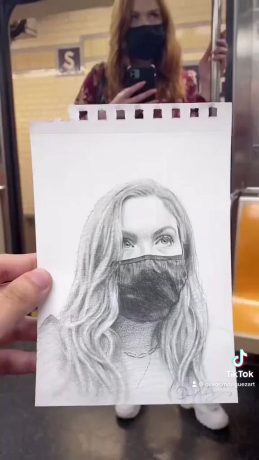 This Guy Surprises New York Subway Passengers With His Hyper-Realistic Drawings