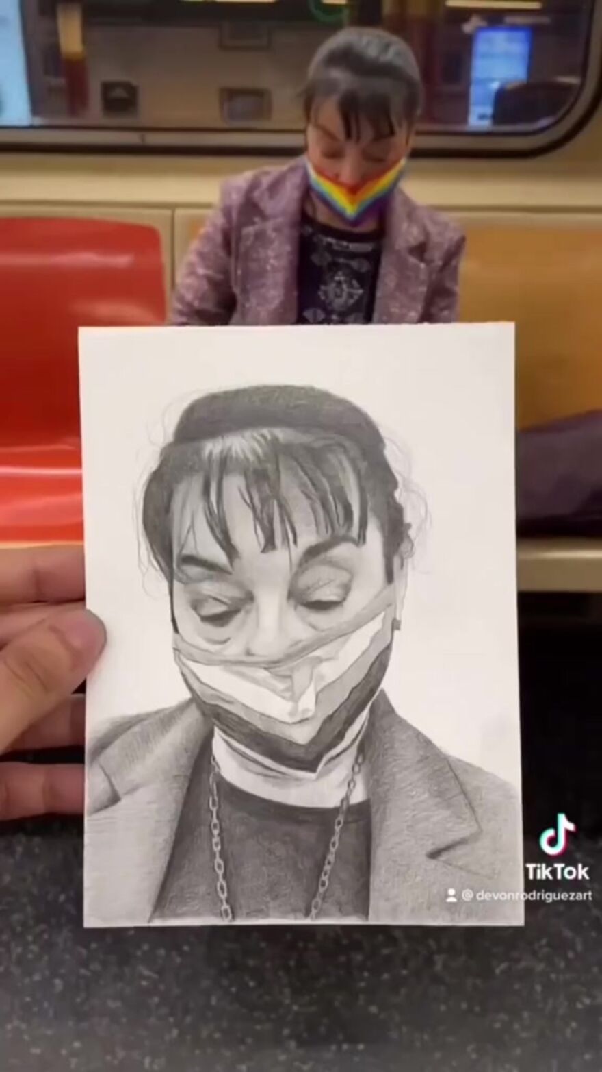 This Guy Surprises New York Subway Passengers With His Hyper-Realistic Drawings