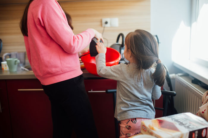 Mother Sets An Ultimatum To Her Family After They Refuse To Help Her Do The Chores, Gets Slammed For This Mother Sets An Ultimatum To Her Family After They Refuse To Help Her Do The Chores, Gets Slammed For This