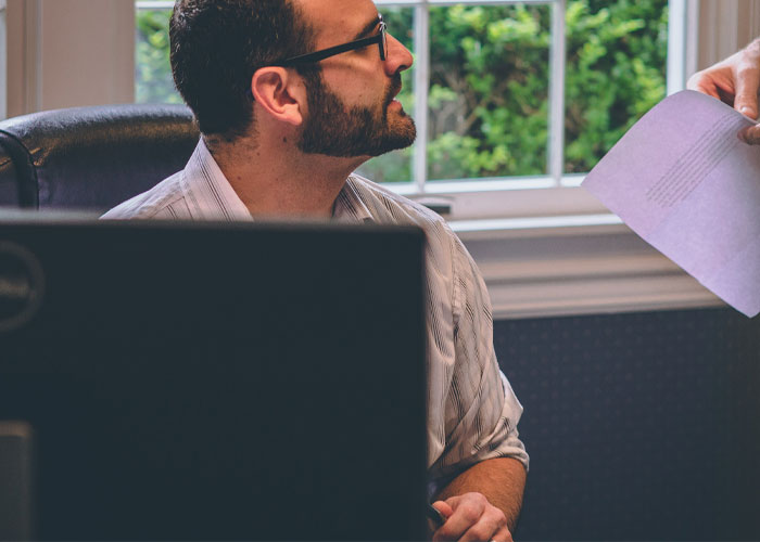 Employee Decides To Stop Working Overtime After Getting In Trouble For Being 3 Minutes Late