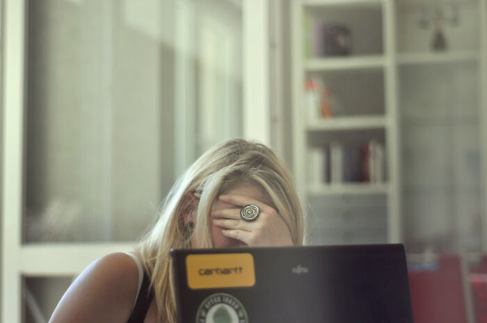 30 Pet Peeves And Red Flags When You First Start Dating Someone, As Pointed Out By Folks Online