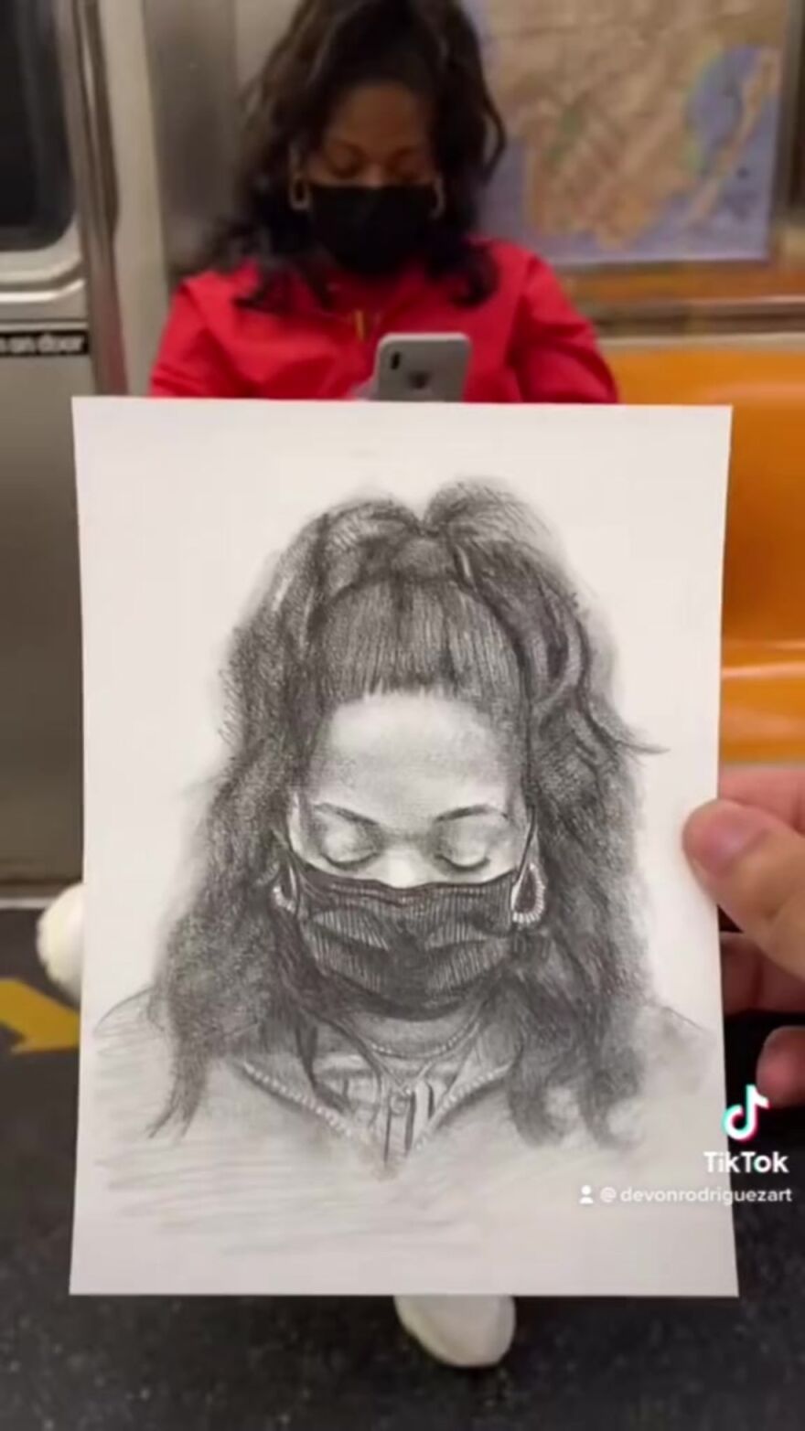 This Guy Surprises New York Subway Passengers With His Hyper-Realistic Drawings