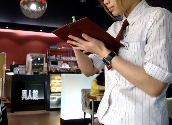 Woman Slams Waitress For Wearing &ldquo;Too Much&rdquo; Makeup To Look &ldquo;Easy&rdquo;, Gets Ghosted By Her Date