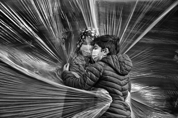 Caras y personajes fascinantes: 3er clasificado, “El abrazo” por K. Deniz Kalayci