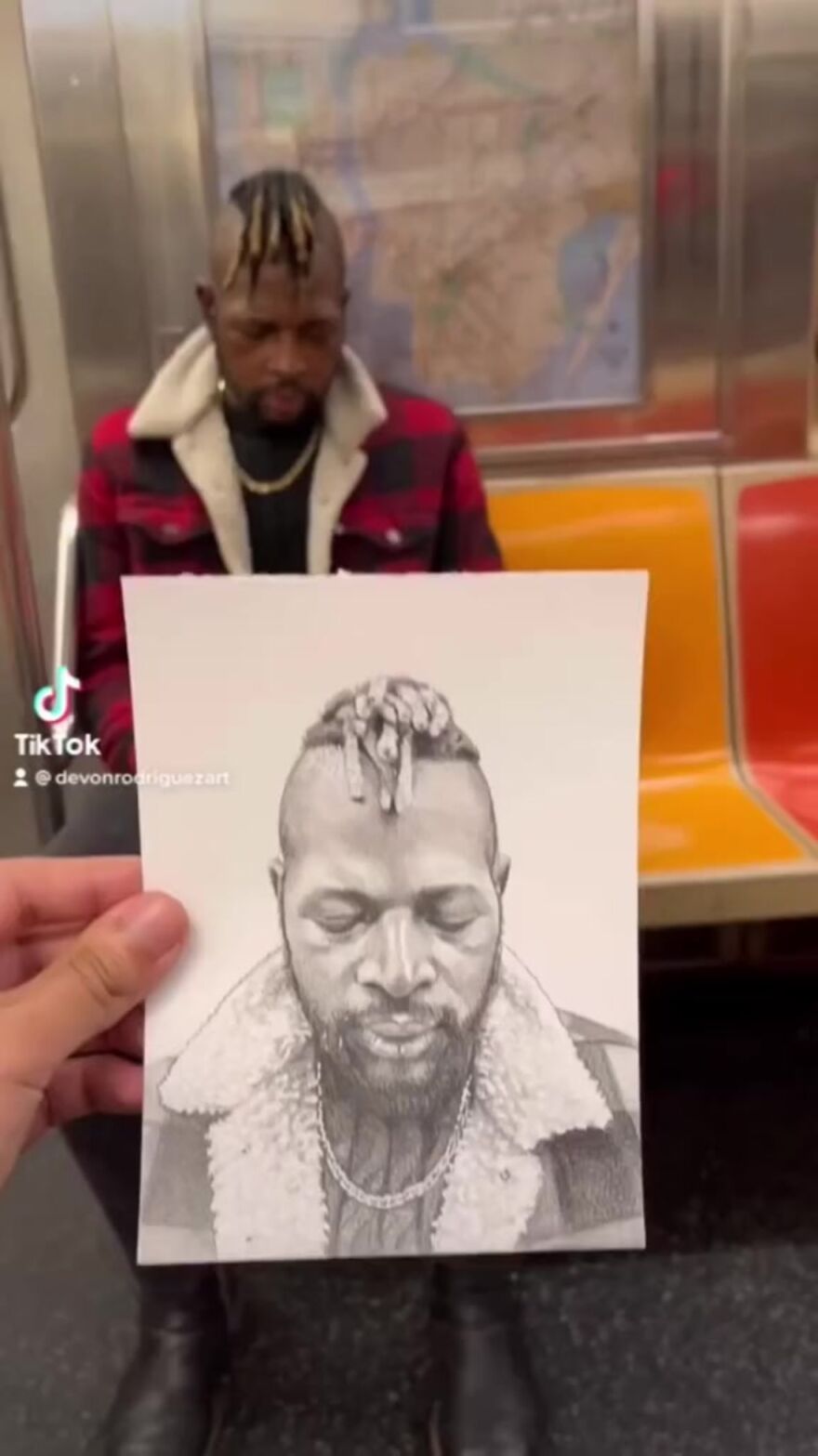 This Guy Surprises New York Subway Passengers With His Hyper-Realistic Drawings