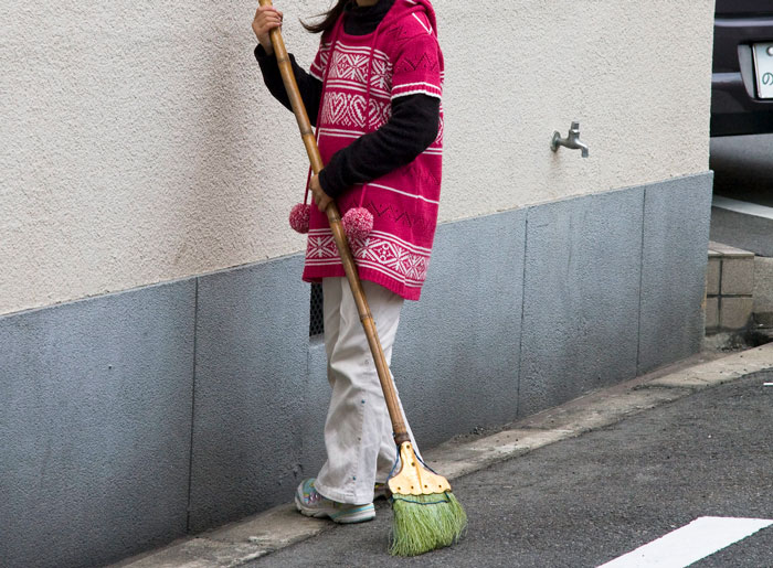Daughter Treated Like A Maid Decides To Leave Family On Her 18th Birthday, Younger Sister Thinks She&rsquo;s Being A Jerk