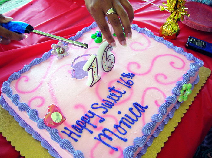 People Support This 16 Y.O. Who Left Her Own Birthday Party After Sister Stole The Spotlight By Announcing Her Engagement