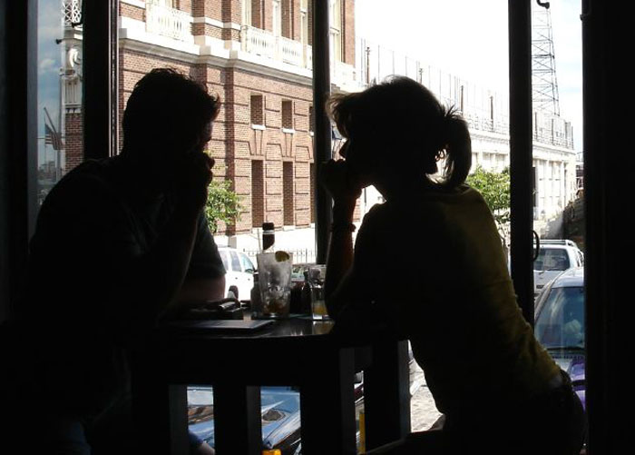 Woman Slams Waitress For Wearing &ldquo;Too Much&rdquo; Makeup To Look &ldquo;Easy&rdquo;, Gets Ghosted By Her Date