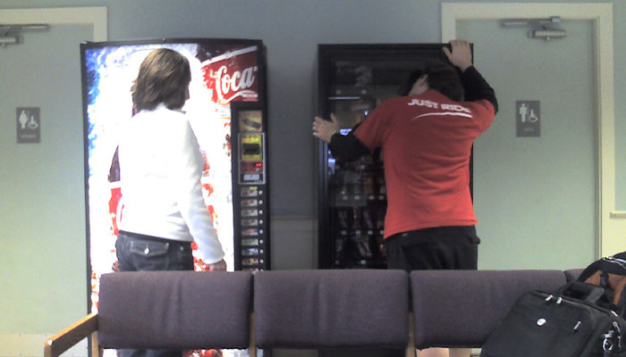 Man Finds Wholesome Note And $6 Under Office Door From Person Who Felt Bad After Stealing Crackers From A Vending Machine