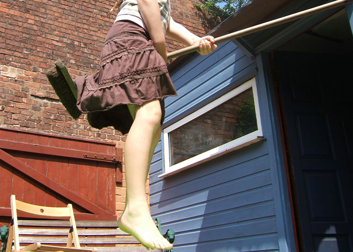 Man Captures Owl Flying Away With Child’s Hobby Horse Like A Witch Riding A Broom, Leaves The Internet In Stitches Man Captures Owl Flying Away With Child’s Hobby Horse Like A Witch Riding A Broom, Leaves The Internet In Stitches