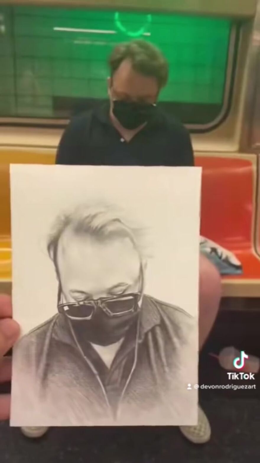 This Guy Surprises New York Subway Passengers With His Hyper-Realistic Drawings