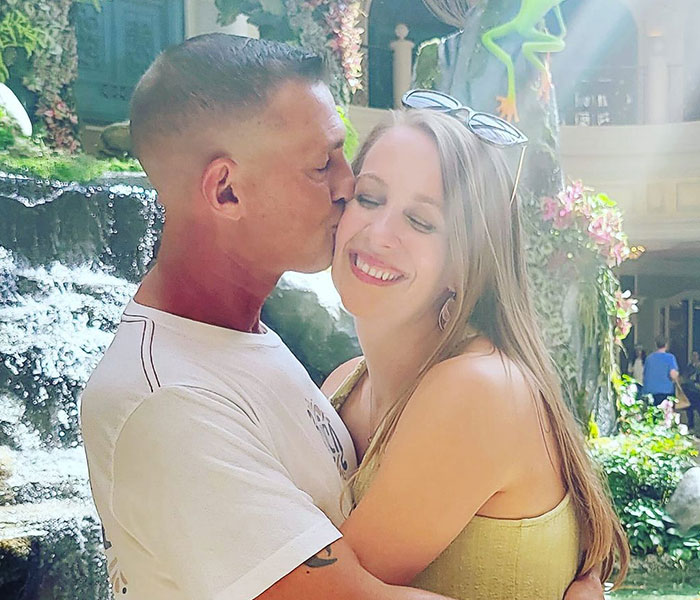 Dad Celebrates His 9-Year Sobriety Anniversary With Surprise Gift From Teen Daughter