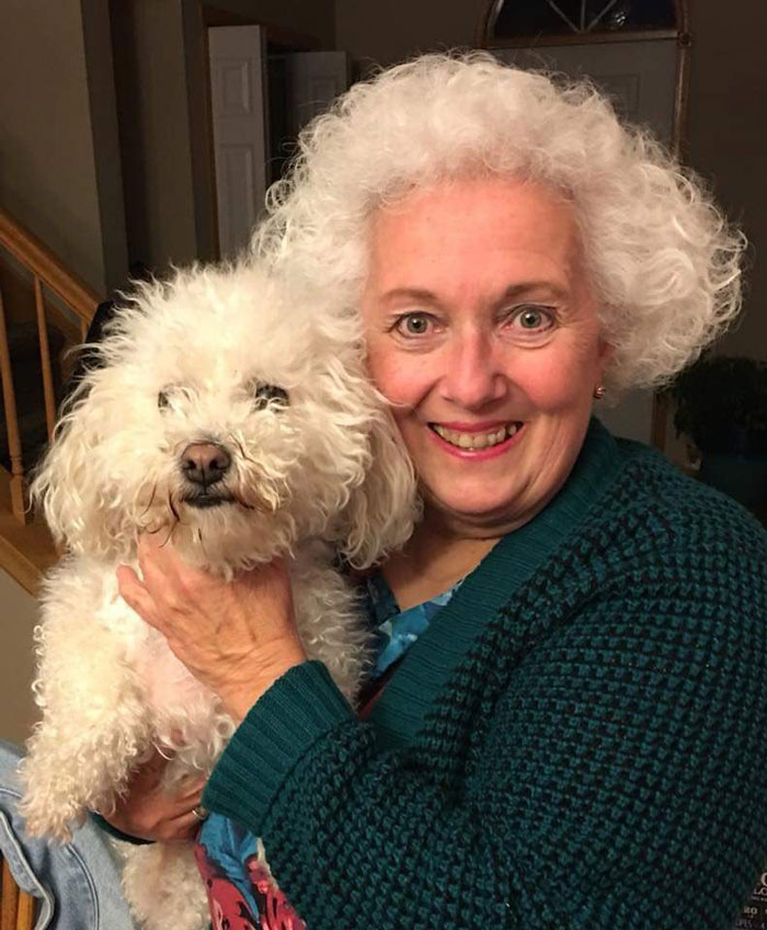 Mi amiga inscribió a su mamá y su perro en un concurso de parecidos a mascotas de una emisora de radio… ¡Ganaron! 