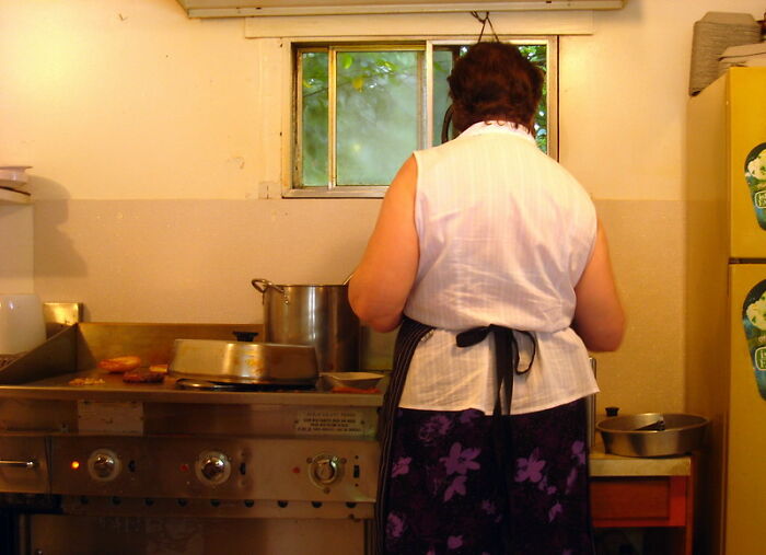 30 Things That Nobody Bats An Eye About If It’s A Guy Doing It, But Loses Their Wits If It’s A Woman Doing It, As Listed By Folks Online