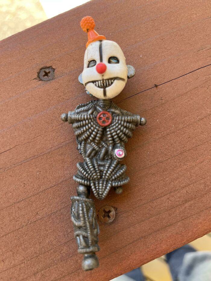 Mi madre encontró esto mientras rastrillaba las hojas en el patio de nuestra nueva casa. ¿Alguien sabe qué es esto? Lo llamamos Ginebra. Ayuda