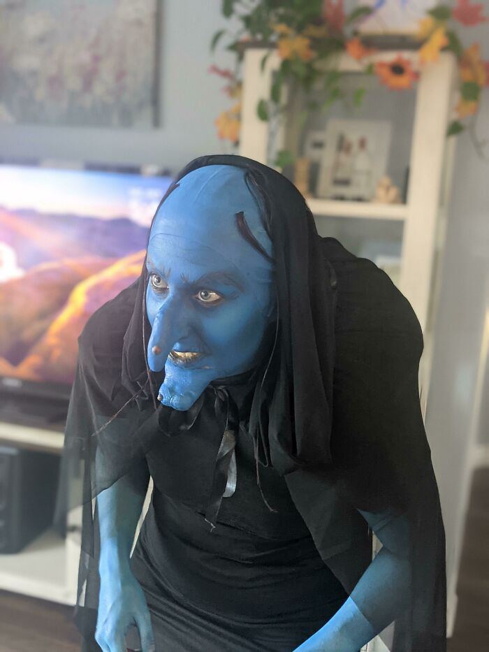 Mi novia está practicando su maquillaje de Halloween, nuestra hija de 4 años está aterrorizada