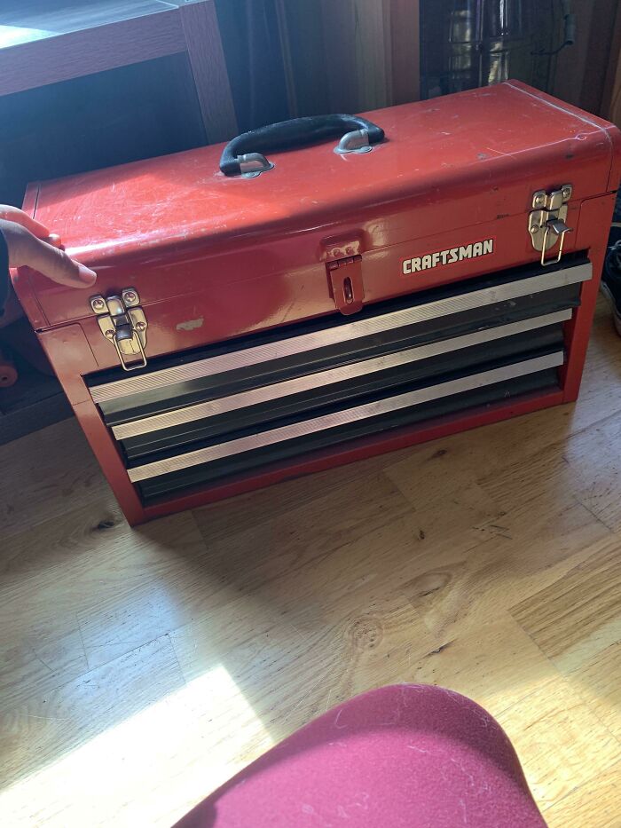 Hice girar mi coche muy rápido. Si no hubiera habido un cartel que dijera "Gratis" me habría parecido que estaba robando