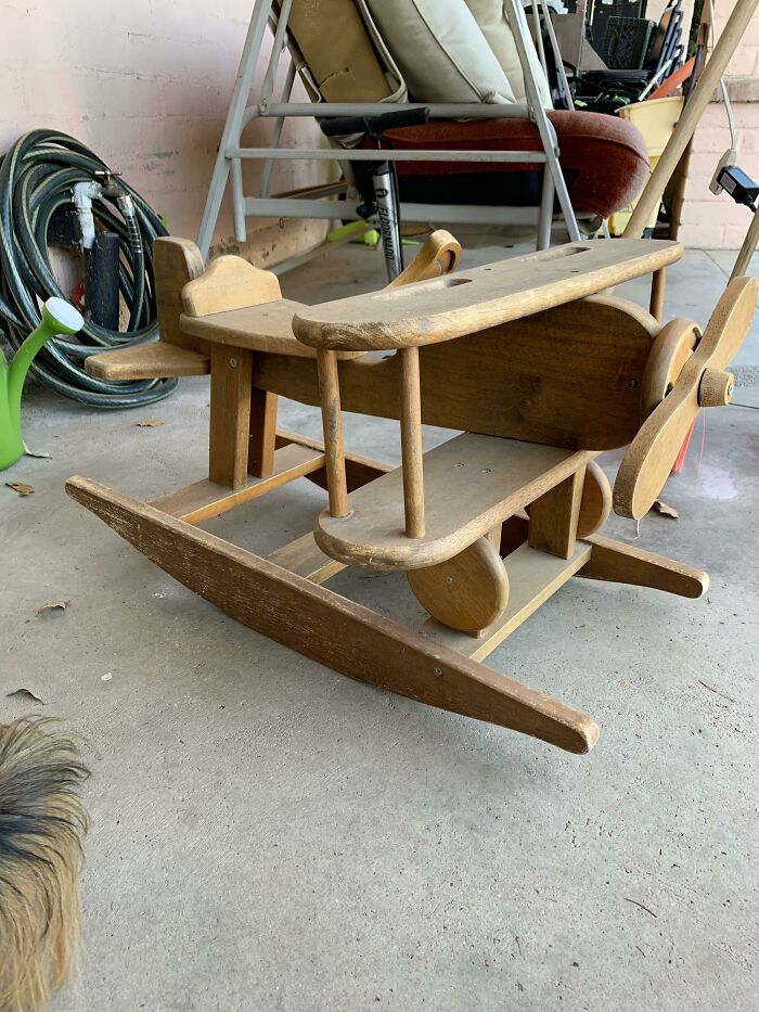 ¡Encontramos este avión mecedora en nuestra calle!