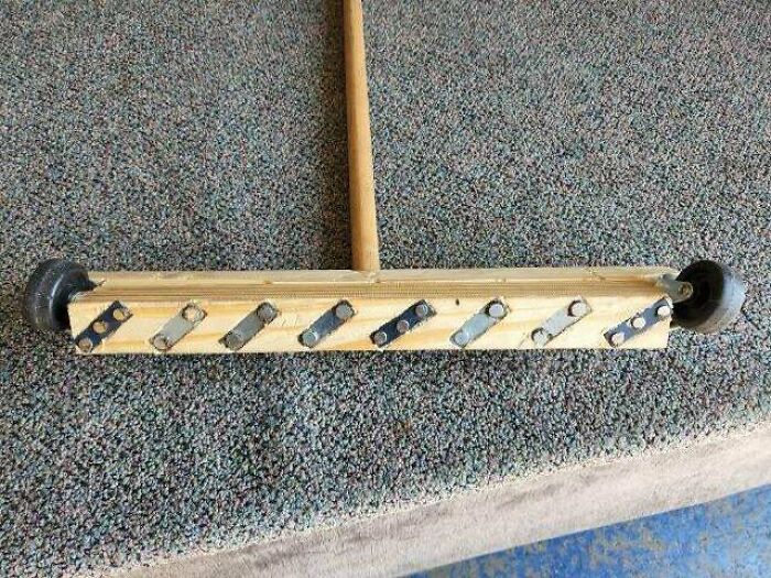 Mi compañero de trabajo hizo una escoba magnética para recoger metal de nuestro estacionamiento, después de que otra compañera se clavara un clavo en un neumático. Debo decir que funciona muy bien