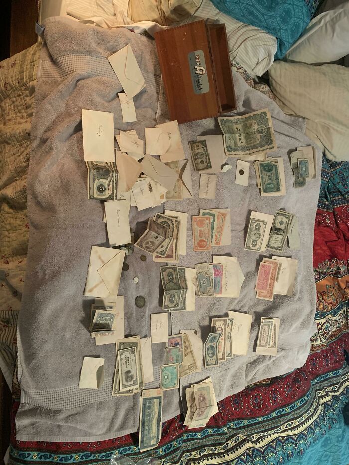 Corro por un viejo camino de tierra. Ahí se tira la basura. Un día me detuve y encontré una caja de dinero