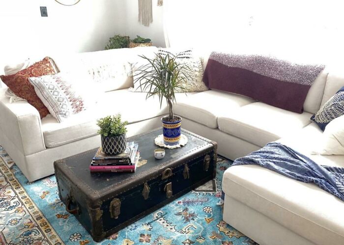 Encontré este viejo baúl en mi barrio el día de la basura. ¡Emocionado de tener una nueva mesa de centro y almacenamiento extra!