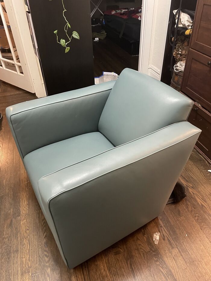 Sillón de cuero Donghia. Un amigo y yo lo sacamos de la acera en medio de la noche. ¡Casi en perfecto estado!