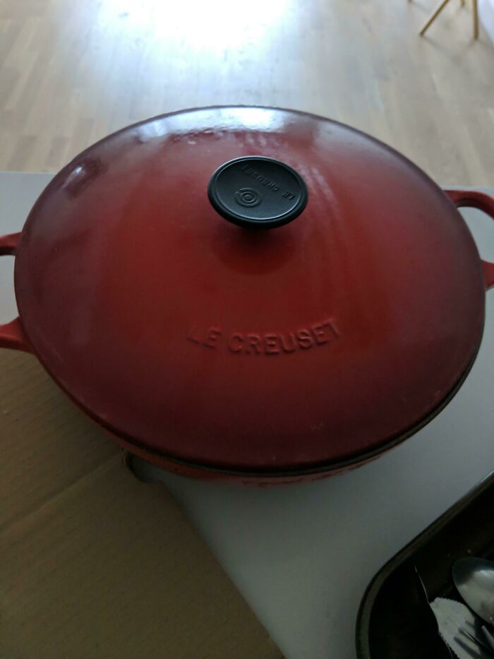 No exactamente en la acera, pero sí en el cuarto de la basura de mi edificio