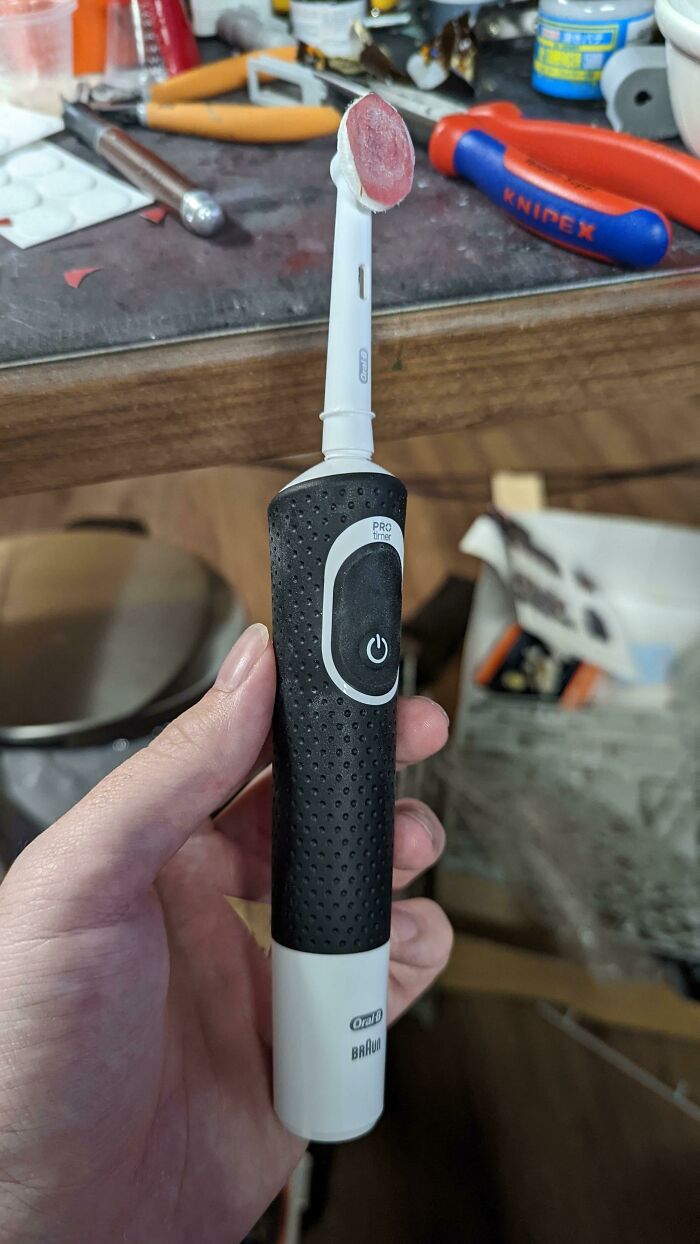 "Así que esto funciona. Lijadora de cepillos de dientes". Esto tiene implicaciones útiles para esos lugares de acabado difíciles de alcanzar