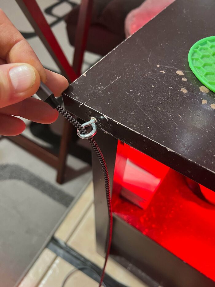 Cansado de buscar el cable del cargador