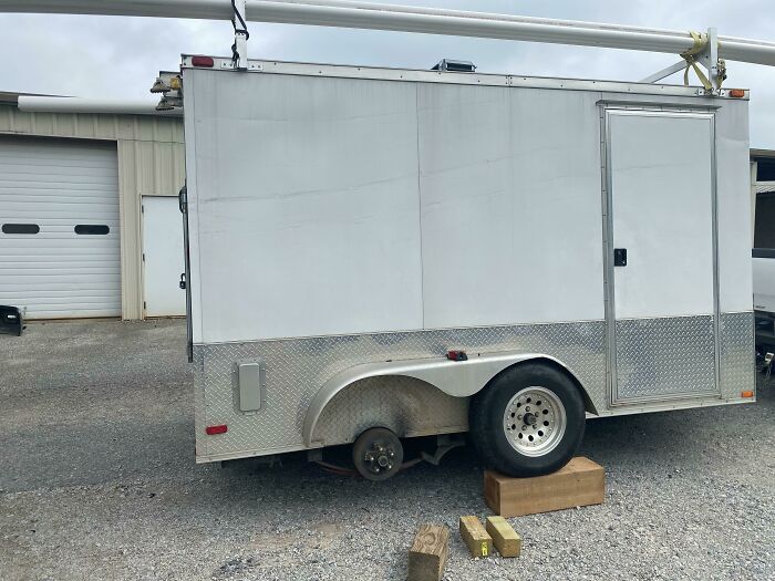 He Was Too Lazy To Drag The Jack 8 Feet. So He Dug Some Wood Out Of The Bed Of His Truck, Made “Stairs” And Just Pulled The Truck Forward…