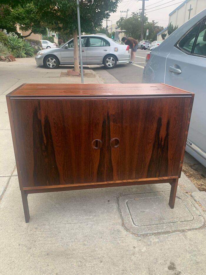 Encontré esta pequeña credenza danesa en mi camino al trabajo esta mañana. No podía creerlo. Me hizo llegar tarde al trabajo, pero no importa. Oakland, California