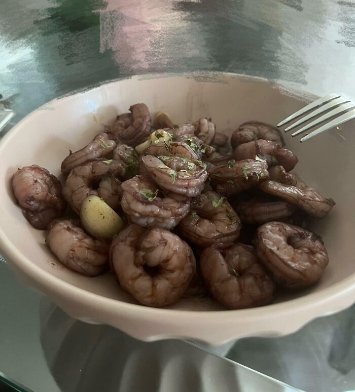 Guys Don’t Cook Shrimps With Red Wine