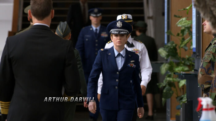 ¿Por qué a Hollywood no le entra en la cabeza que los militares no usan sombreros en el interior?