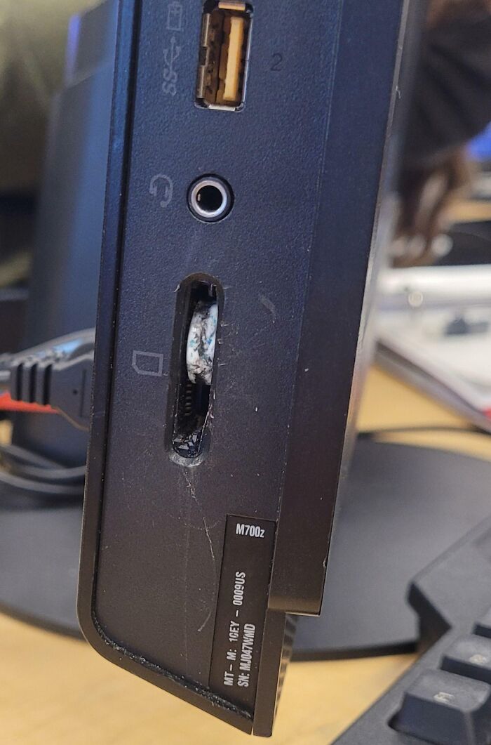 La primera vez que necesito el puerto SD alguien hace esto