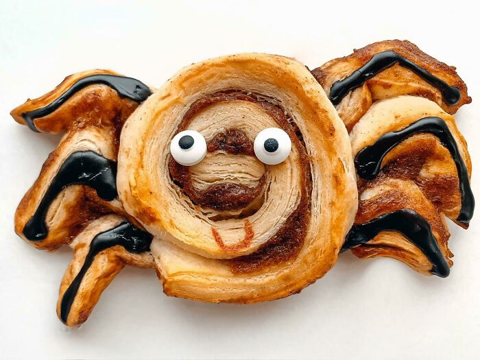 Spider-Shaped Cinnamon Buns