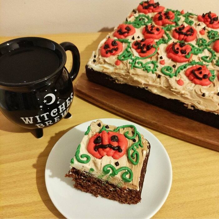 Quick Pre-Halloween Cake To Use Up Some Freezer Icing