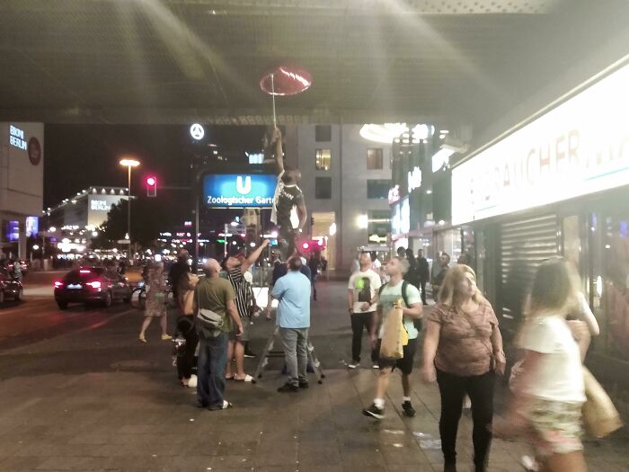 These Bros Helping Out A Woman That Almost Lost The Gift From Her Boyfriend